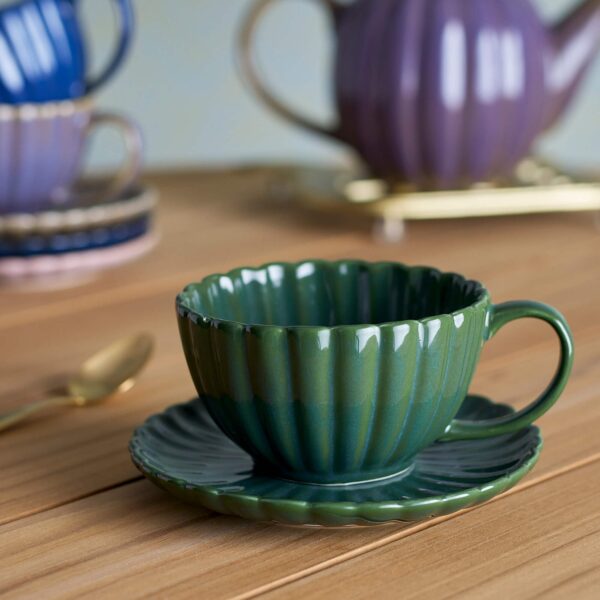 Tass koos alustassiga Latina