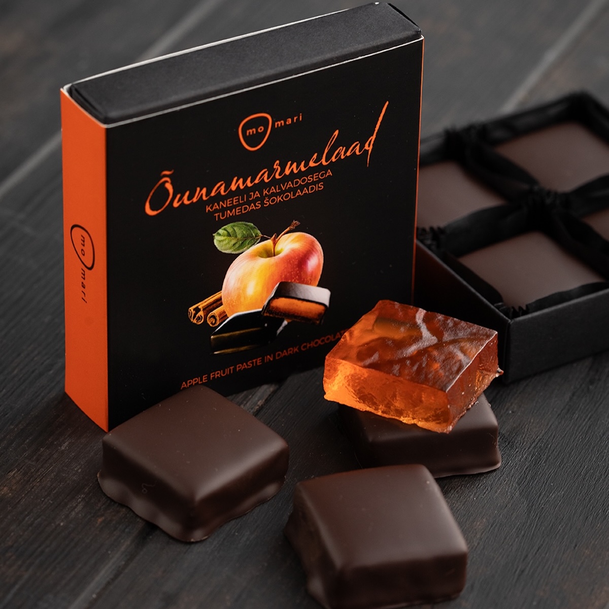 Õunamarmelaad kaneeli ja kalvadosega / 4 kommi